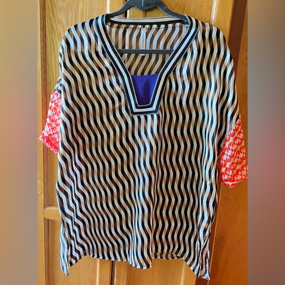 Lux lightweight silk tunic in dimensional pattern. Italian 48, US 12. - Picture 2 of 11